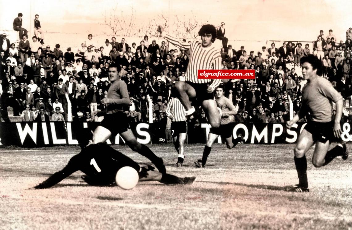 Imagen Sus goles en Instituto lo llevaron a Rosario Central, donde dejó su marca, luego pasó por River donde fue campeón y posteriormente se fue a Valencia, donde es ídolo.