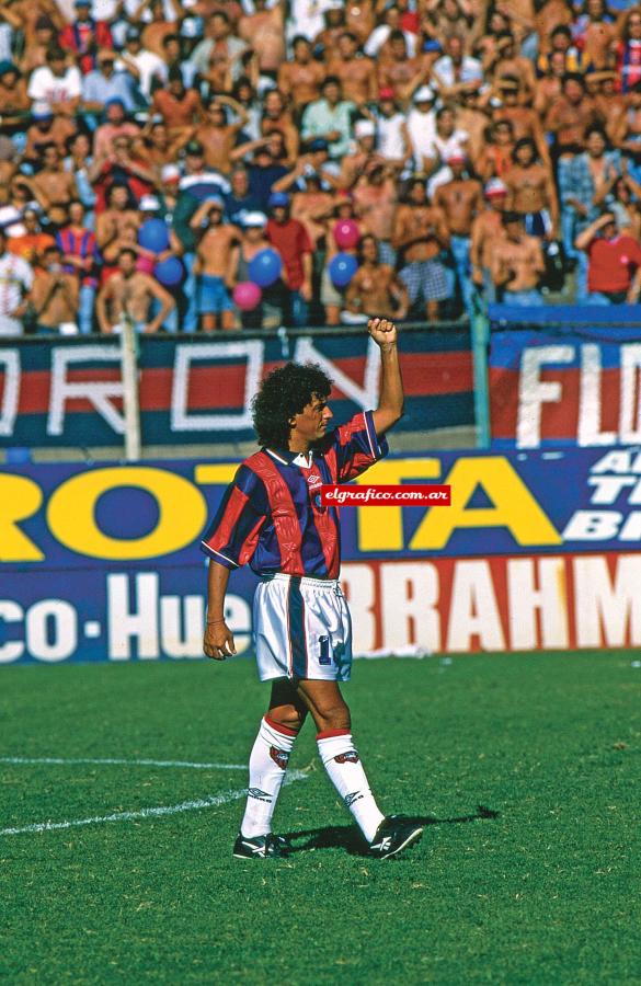Imagen Estuvo en el club de Boedo hasta 1999, cuando se fue a la Universidad Católica, donde se retiró en 2001.