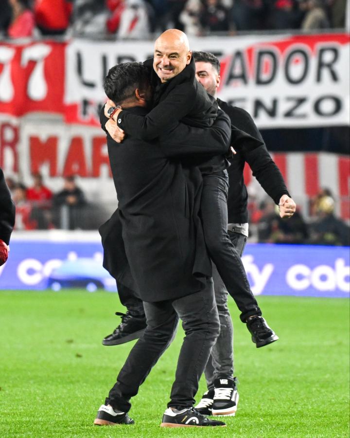 Imagen El abrazo entre Orsi y Gómez: patearon el tablero en el Monumental.