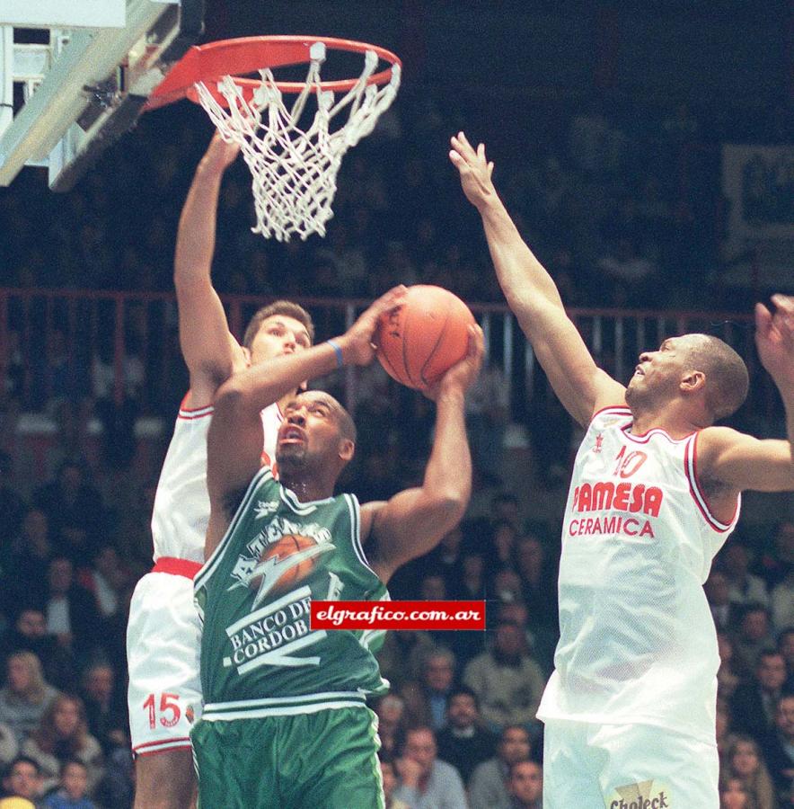 Stacey King: de triple campeón de la NBA con Chicago Bulls a Atenas de Córdoba. Sólo jugó seis partidos.