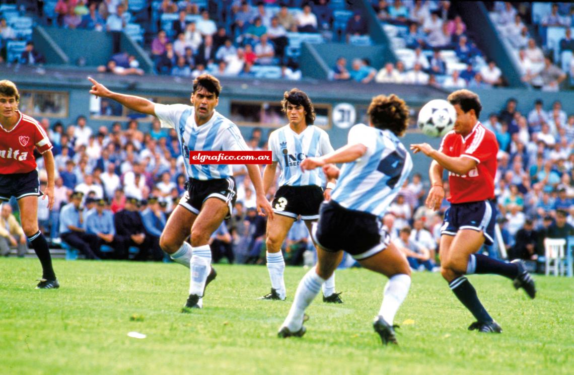 En Racing jugó un año. Fue su último club como jugador.