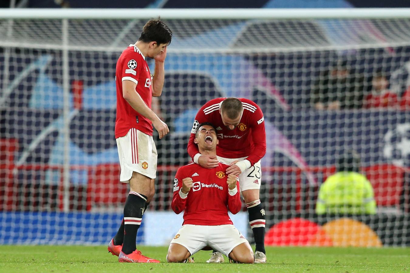 Cristiano Ronaldo y el desahogo tras el silbatazo final. Lo esperan de pie Maguire y Shaw.