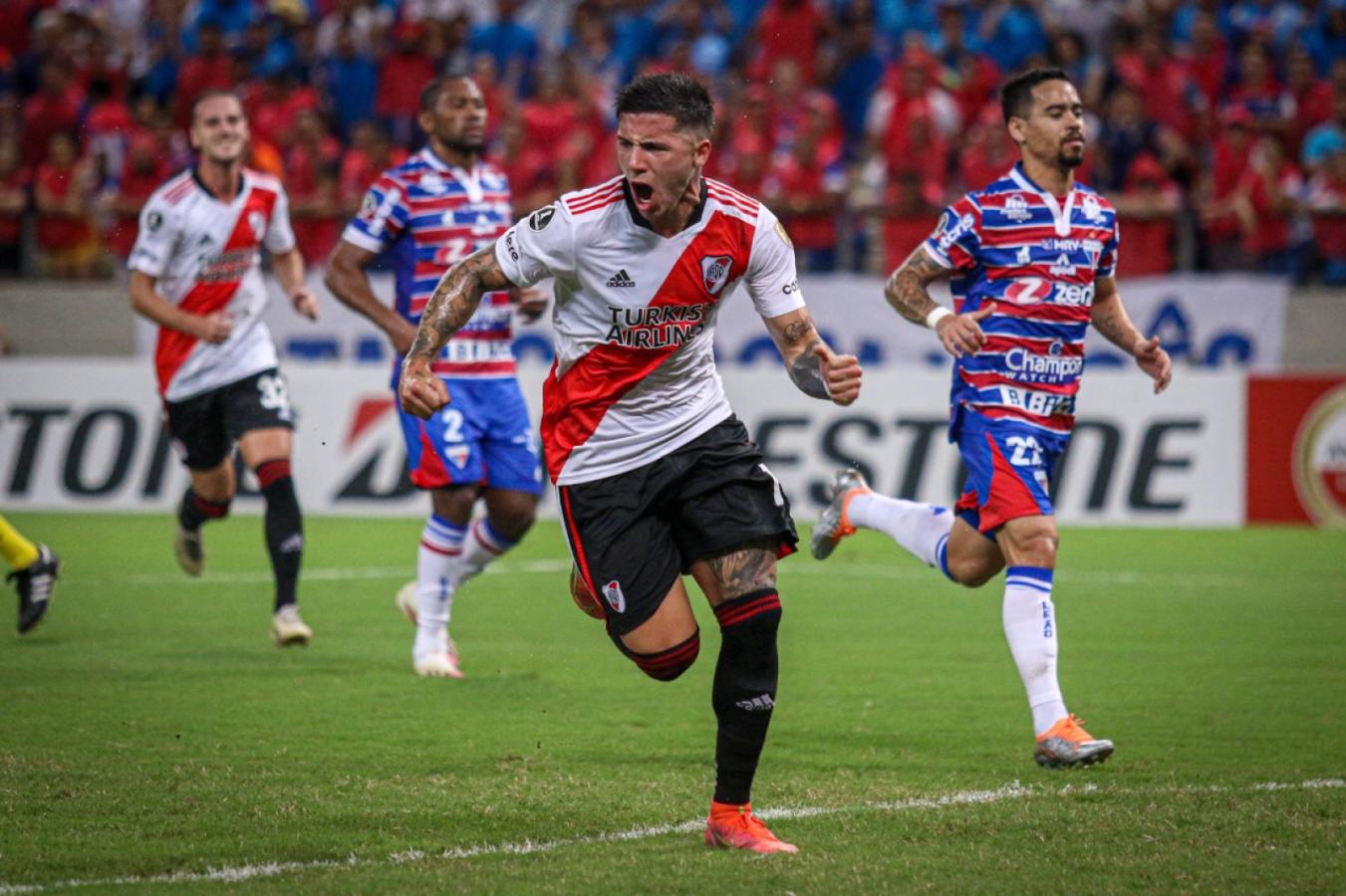 Imagen Enzo Fernández celebra la igualdad en el marcador tras su tiro penal. Foto: AFP