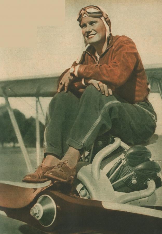Imagen Carola Lorenzini, que es uno de los más hábiles pilotos de la aviación argentina sin distinción de sexo, ha acometido otra, de sus grandes empresas. Por todos los cielos del país va en el comando de un Focke Wolff, en misión patriótica y desinteresada, para demostrar la bondad de las máquinas de construcción nacional.