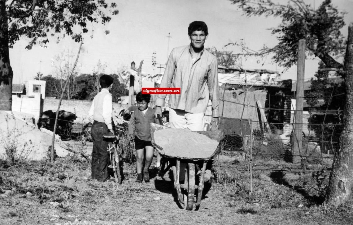 Imagen Corria el año 1966, ya era campeón argentino. Un campeón humilde y esforzado. A instancias de Brusa compró primero el terreno y luego él mismo trabajó para alzar la casa en Baarranquitas, Santa Fe. Nadie imaginaba por entonces que cuatro años después se haría campeón del mundo