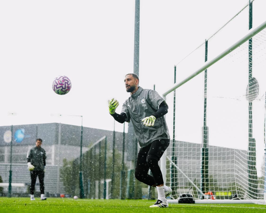Imagen Donnarumma ya se entrenó en su nuevo club bajo la lluvia de Mánchester.