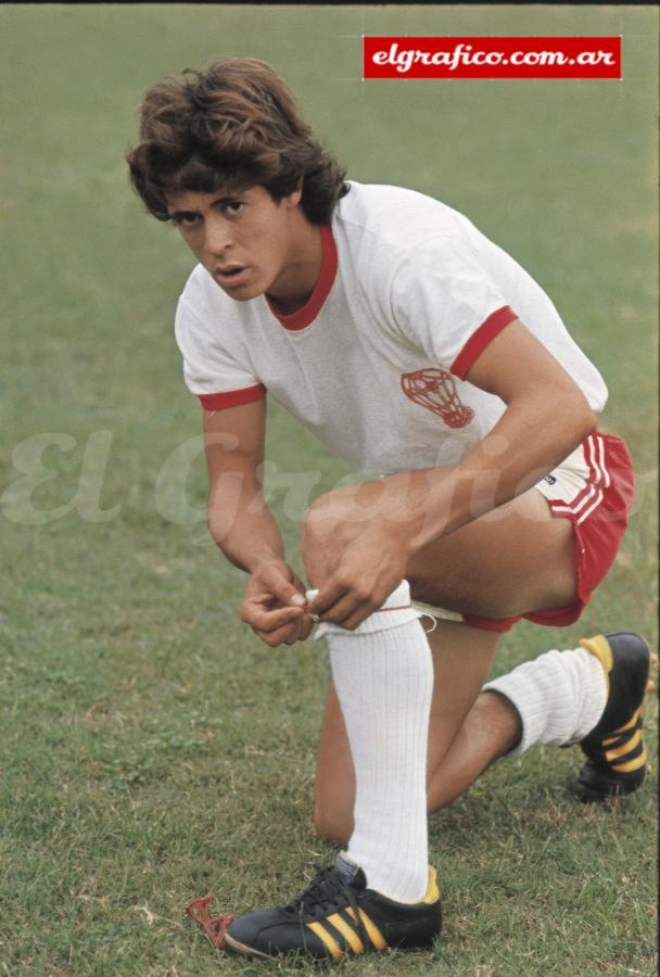 Una imagen del pibe de 19 años que llegó a Huracán para escribir las páginas más gloriosas de la historia del equipo de Parque de los Patricios.