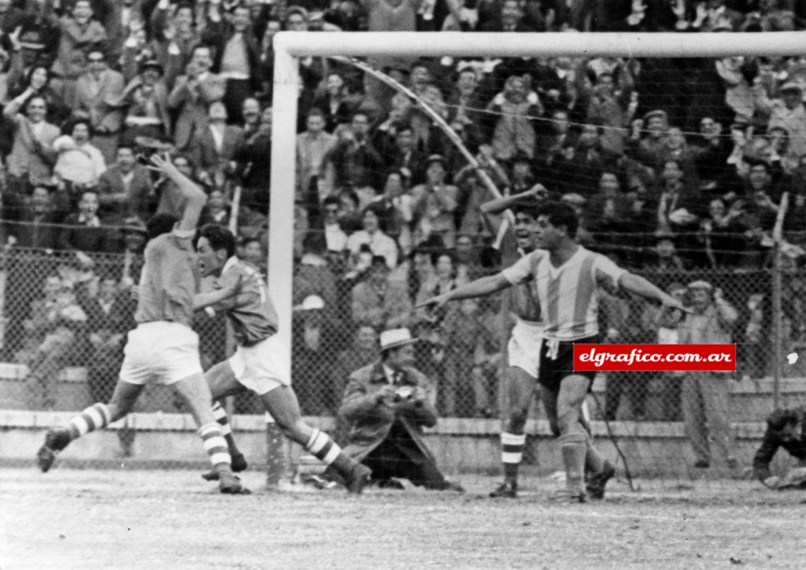 Imagen Segundo gol boliviano. Escapada de Castillo ("chilena" fallida de Martín) culminó en centro corto, sobre Navarro, que salió al cruce, y Blacut tomó en el otro extremo para marcar con shot alto. Cardozo ensaya una protesta, en tanto que tres delanteros bolivianos dan rienda suelta a su alegría: Agarte, Blacut y Alcócer.