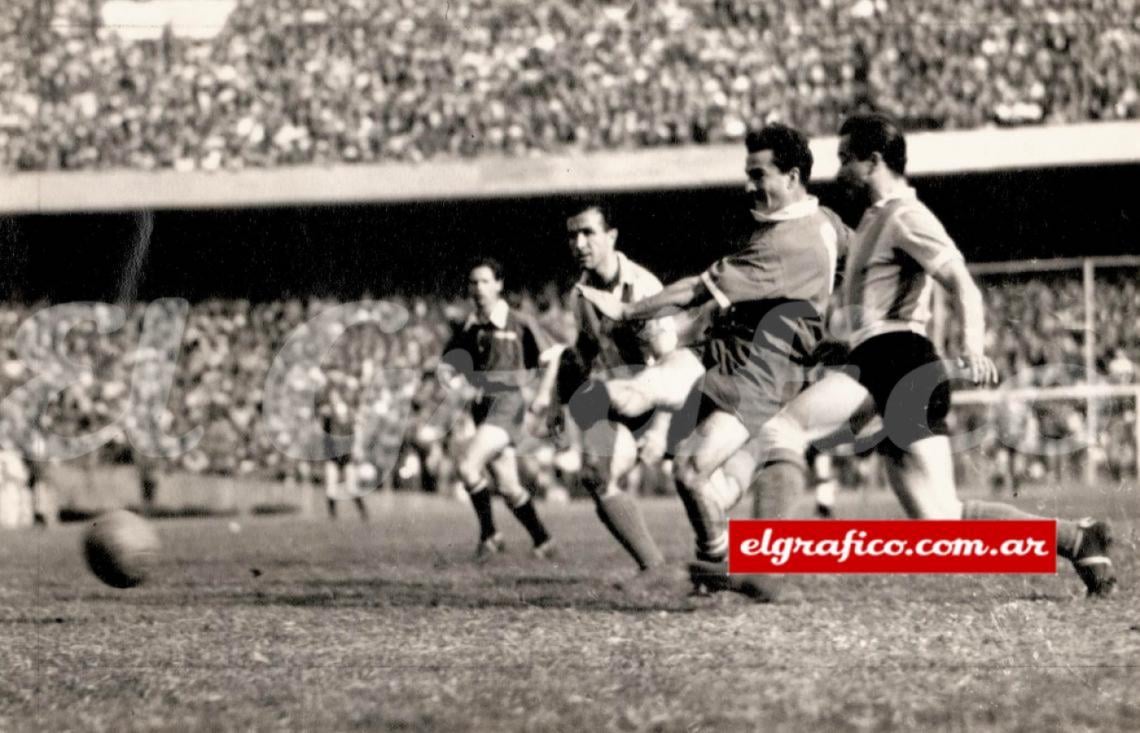 En el Clásico de Avellaneda, momento del segundo gol del Rojo. El partido terminó 2 a 2. (Foto Alfieri).