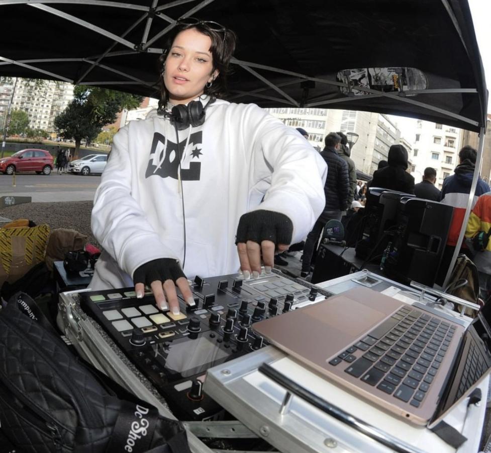Imagen Hubo leyendas, conducción y la musicalización de la DJ tucumana Babi Cueto.