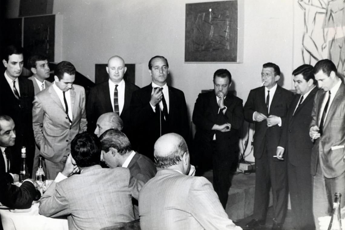 Imagen Cena de los campeones-1966. Habla el director Carlos Fontanarrosa, a su derecha Juvenal. A su izquierda Ardizzone. El Veco y Robinson.