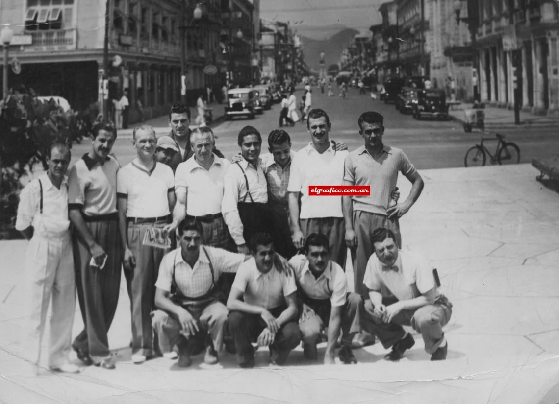 Imagen 1947, Guayaquil. Otra vez campeones. Con él están Sobrero, Cozzi, Sola, Stábile, Cervino, Boyé, Di Stéfano. Y agachados: Perucca, Campana, Colman y el colega Diego lucero. Rossi todavía no es "Pipo" (nombre que le puso Pedernera en el 50). Es, "patrón". 