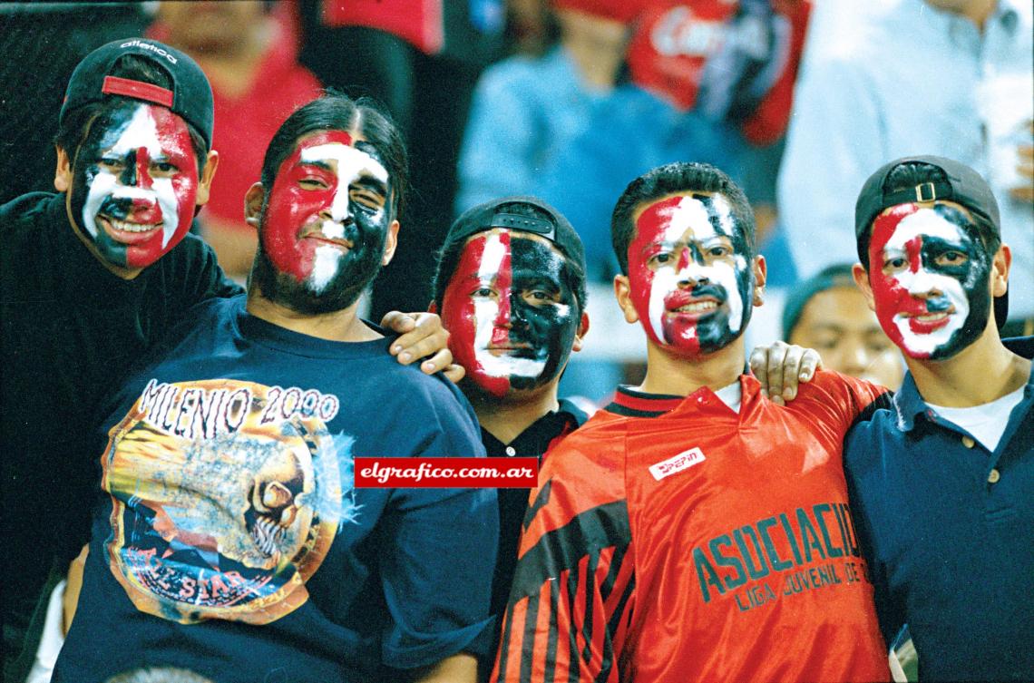 Imagen El colorido de los hinchas.