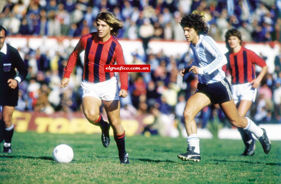 Imagen Enfrentándose a su hermano Osvaldo en un San Lorenzo-Racing en 1983.