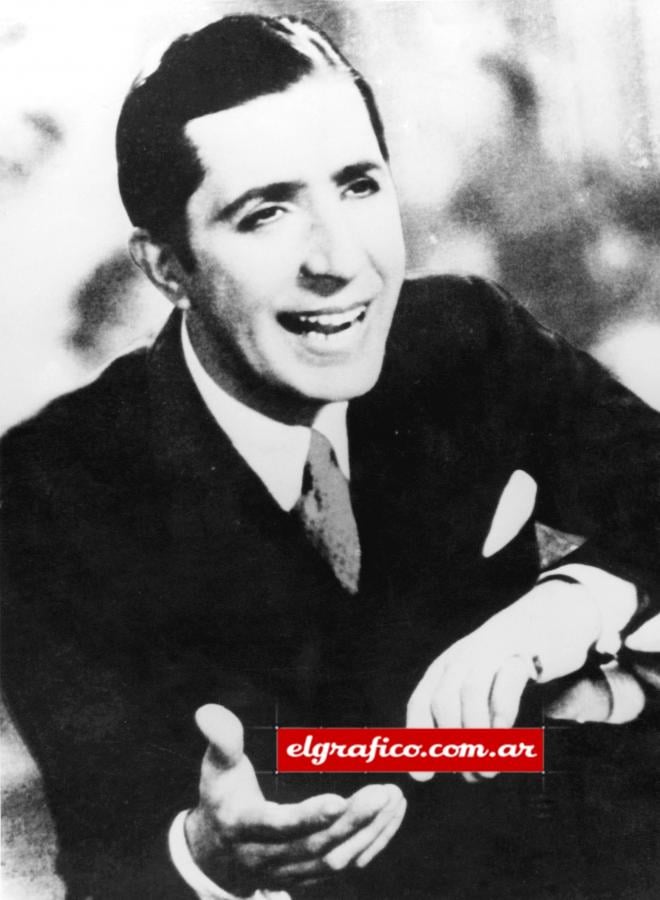 Gloria y honor de la Academia. Ochoíta, el crack de la afición, según recitó para la posteridad Carlitos Gardel.