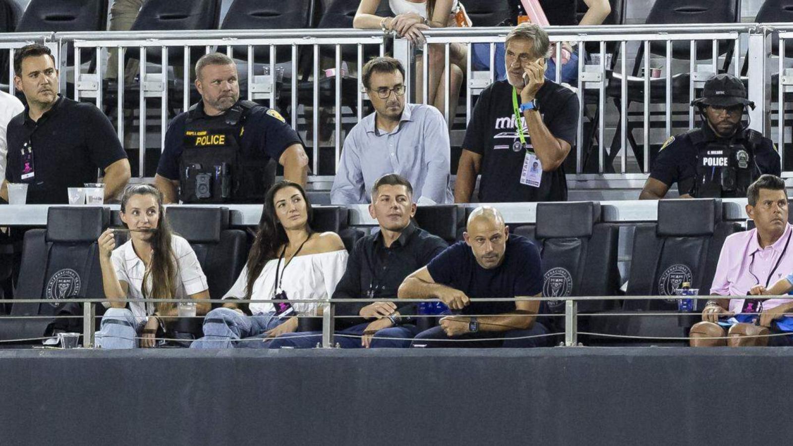 Imagen Desde la primera fila de la grada Mascherano terminó viendo el partido ante Tigres.