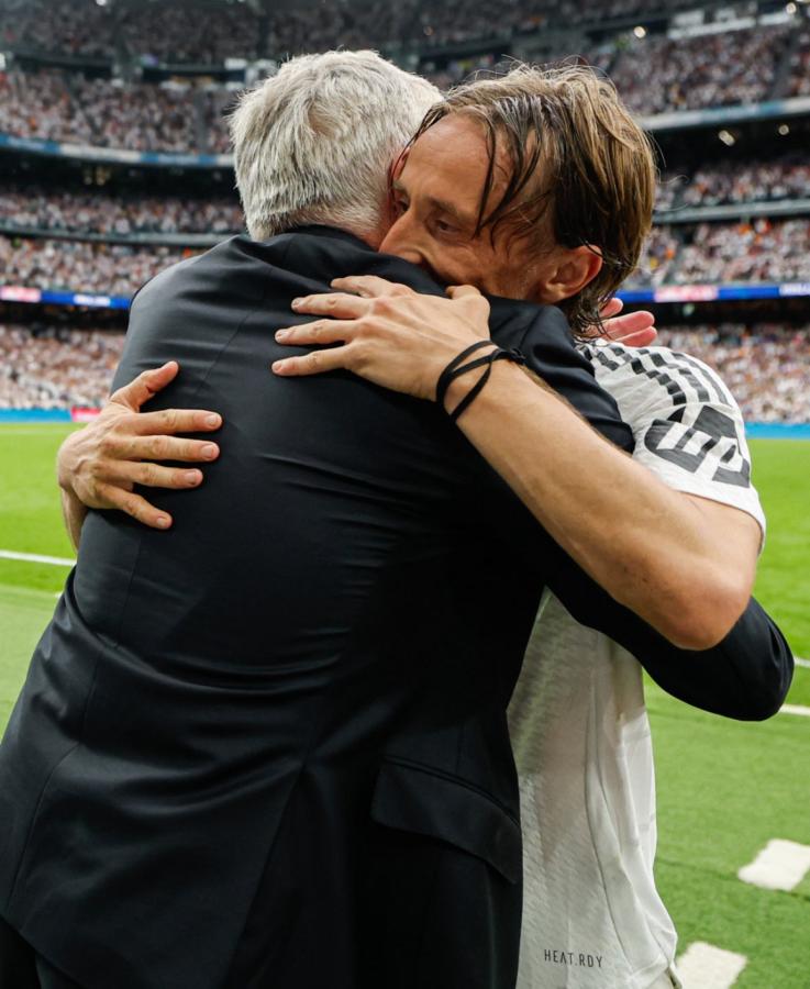 Imagen Ancelotti y Modric se funden en un abrazo. Una imagen para la eternidad.
