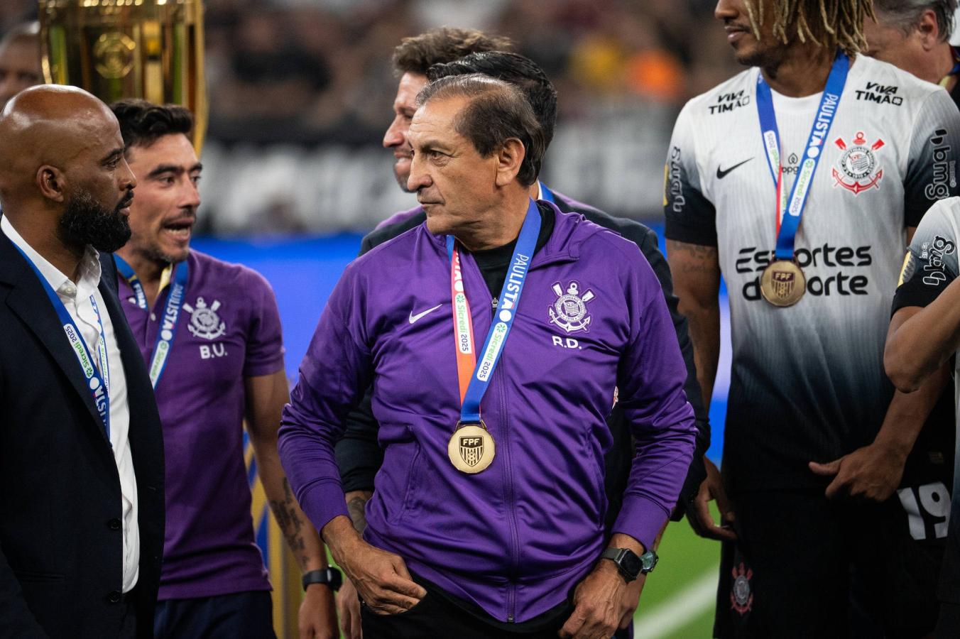 Imagen Donde va, deja su marca. Ramón y la medalla de campeón del Paulistão con Corinthians.