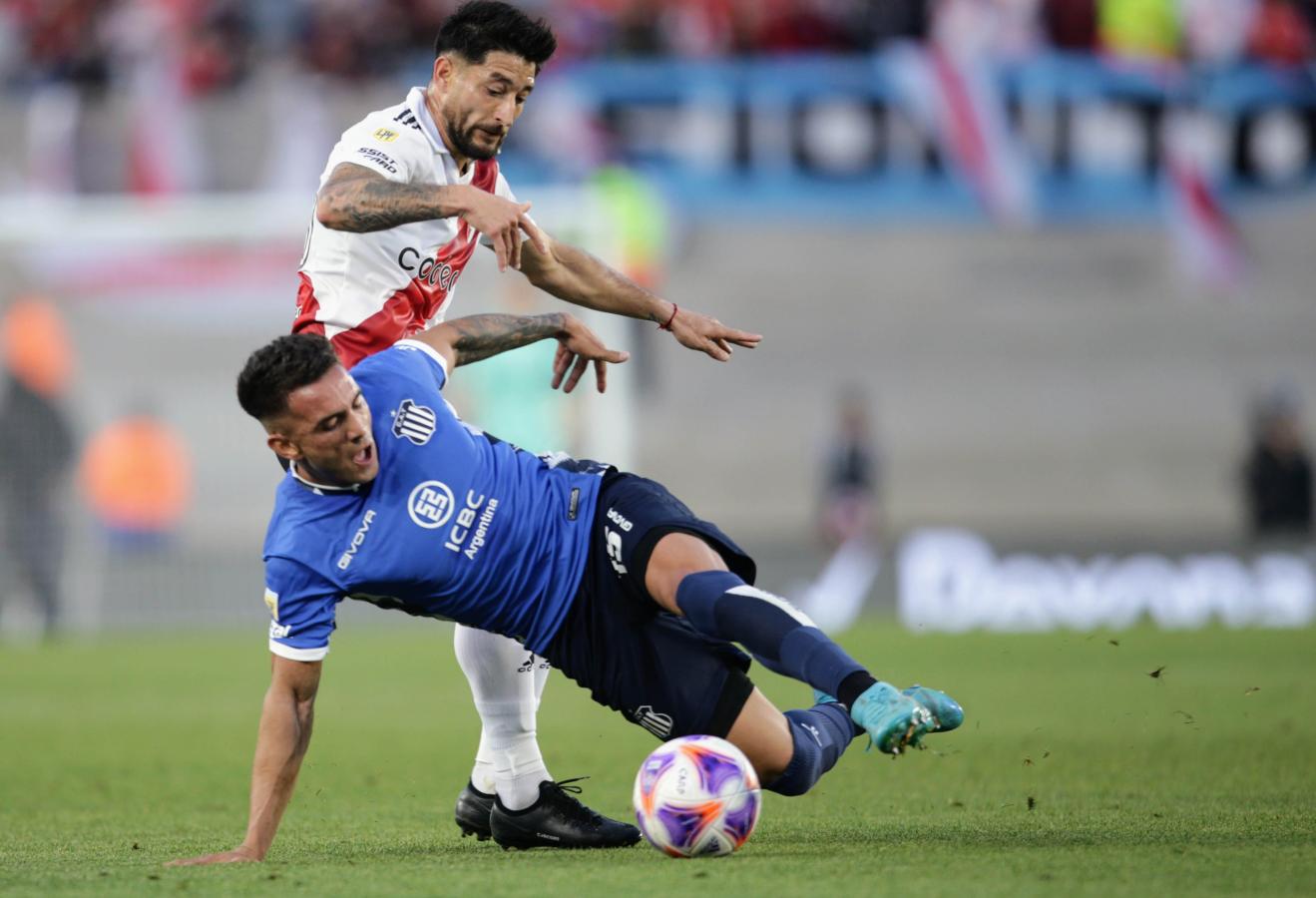 Imagen Enzo Díaz pelea el balón con Milton Casco en el último River-Talleres: Foto: Fotobaires