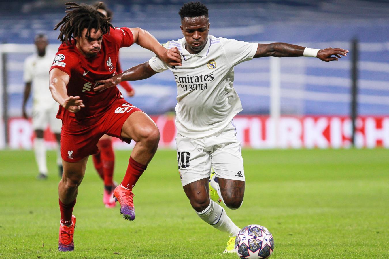Imagen Alexander-Arnold trata de controlar a Vinicius durante la Champions League pasada. Foto: AFP 