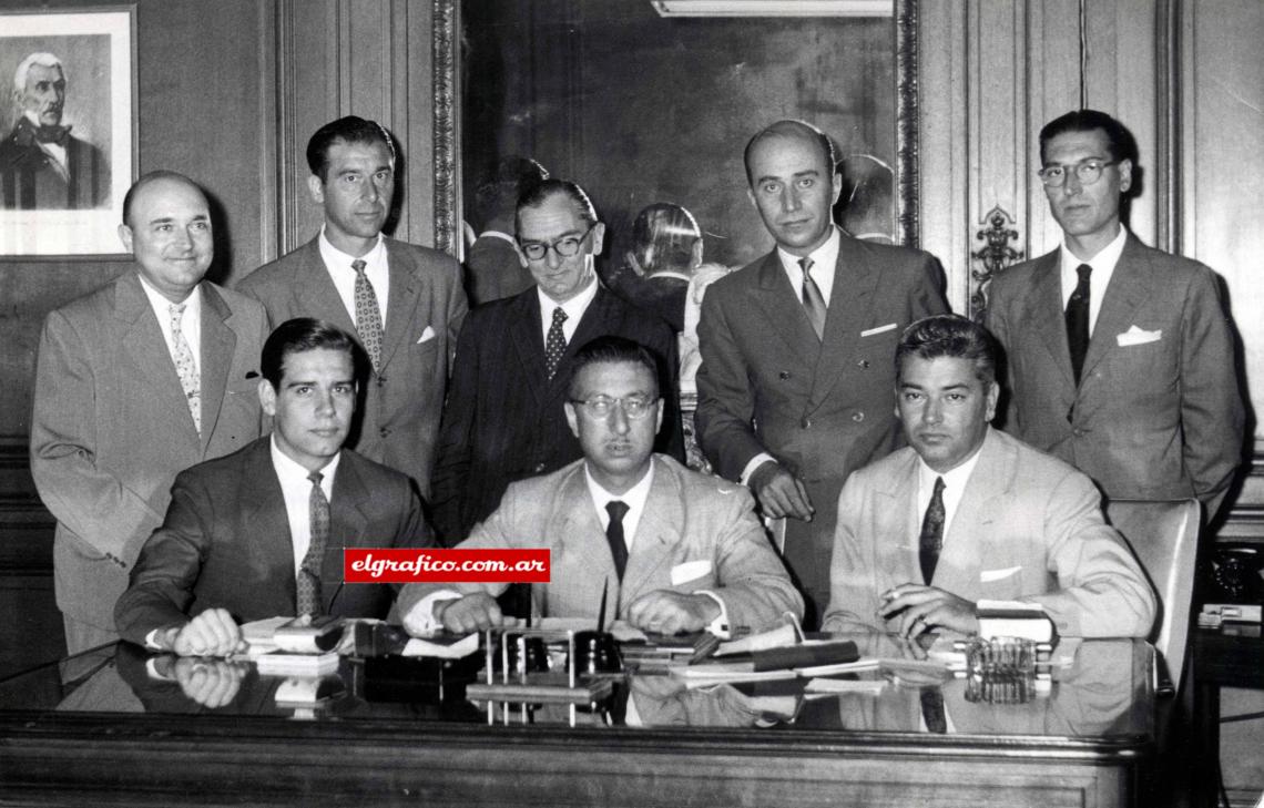 Imagen Parte de la redacción en los años 50, parados: Liberali, Lazzatti, Frascara, Panzeri y Garcia; sentados: Vigil, Annan y Panizza.