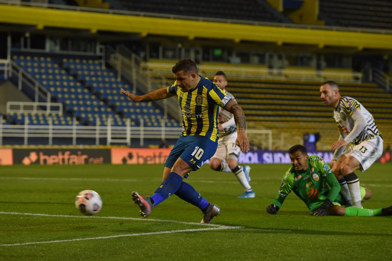 Emiliano Vecchio está a punto de marcar su golazo tras una gran acción individual. Foto: @Sudamericana