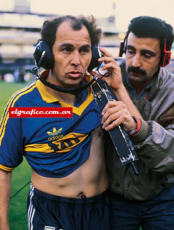 Imagen Tan sólo una ilusión. Más allá de un intercambio de camisetas después de un Boca-Independiente, el Bocha fue un prócer de la lealtad hacia un club. ¿Los demás son traidores? Ése es uno de los temas de este número.