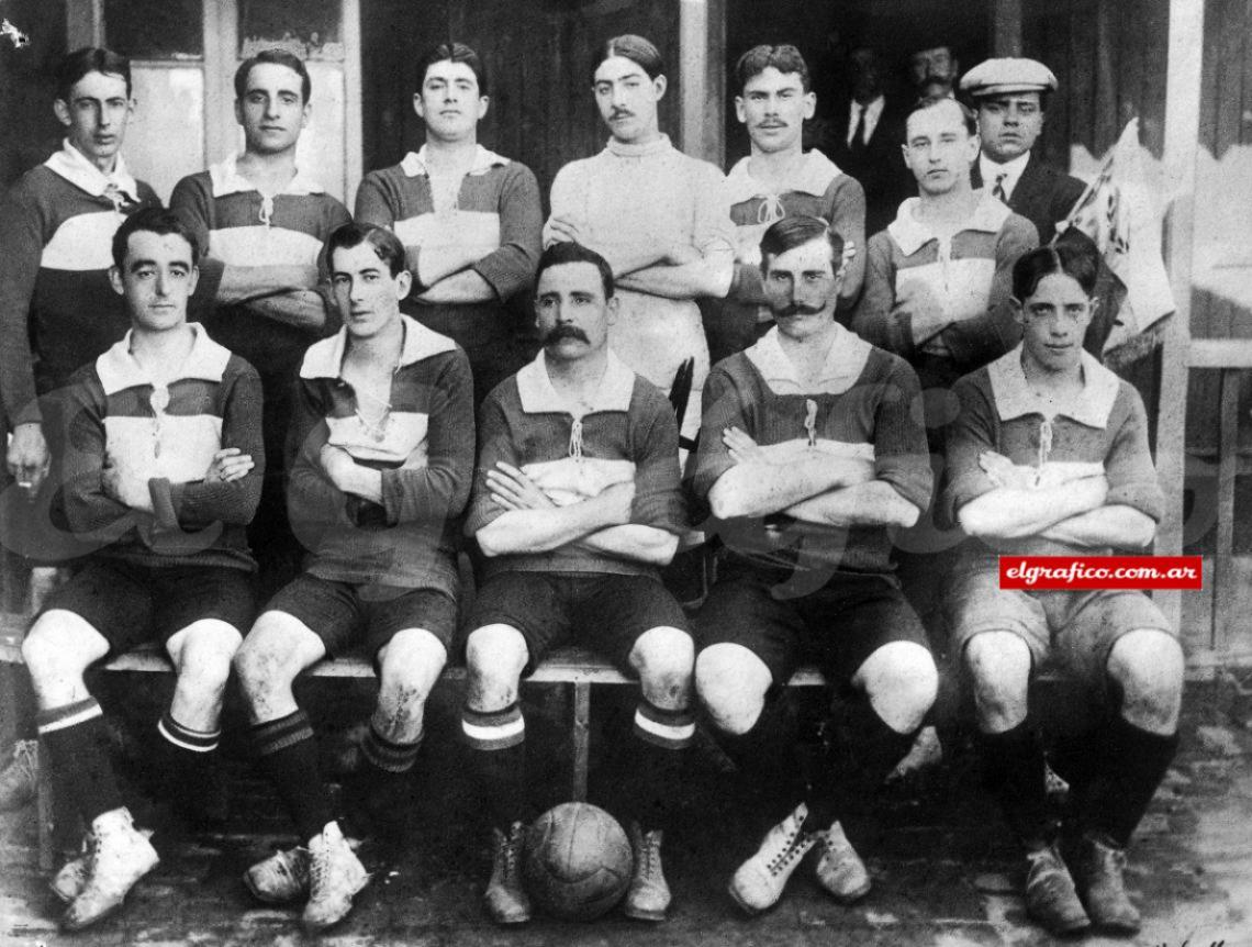 El cuadro que llevó al Racing a primera división. Parados: Juan Ohaco (capitán), J. López, Romeo Seminario, Traba, Allan, E. Winney Eloy Prieto (linesman). Sentados: Igarzabal, Alberto Ohaco, Emilio Firpo, Pablo Freers y Juan N. Perinetti.