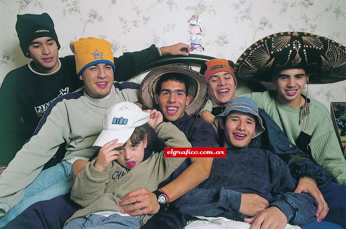 Imagen La banda de los gorros. Carlitos y sus amigos coparon la pieza: -Matías, Diego, Luciano, Cristian, Javier y Débora, su hermanita.