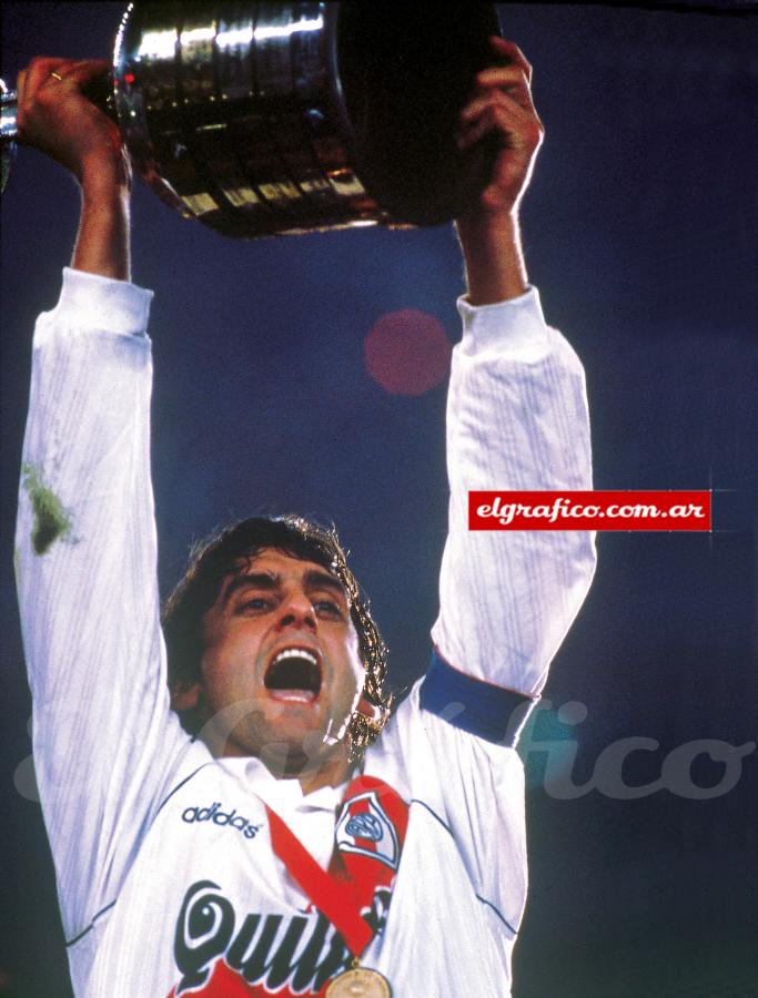 Imagen El capitán levanta la segunda Copa Libertadores de River Plate.