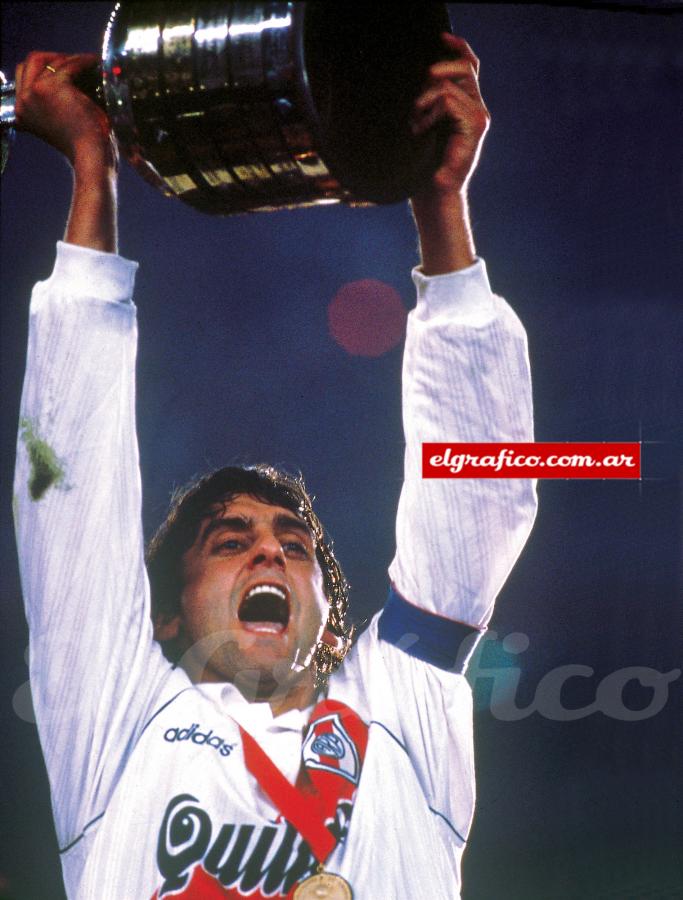 El capitán levanta la segunda Copa Libertadores de River Plate.