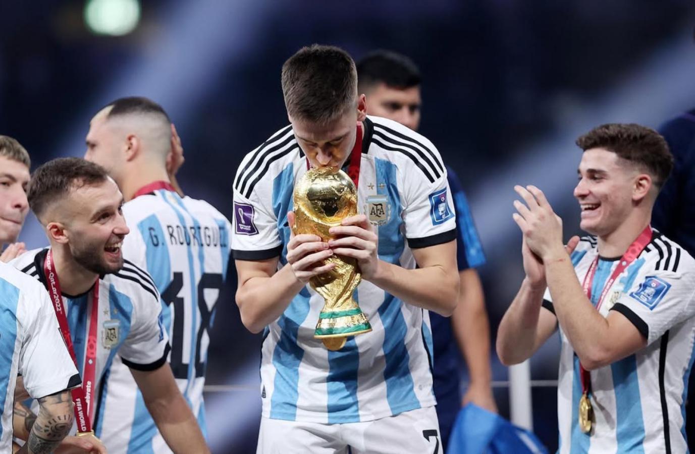 Imagen Juan Foyth, el campeón del mundo que renació futbolisticamente el mismo día de la consagración en Qatar, dos años después.