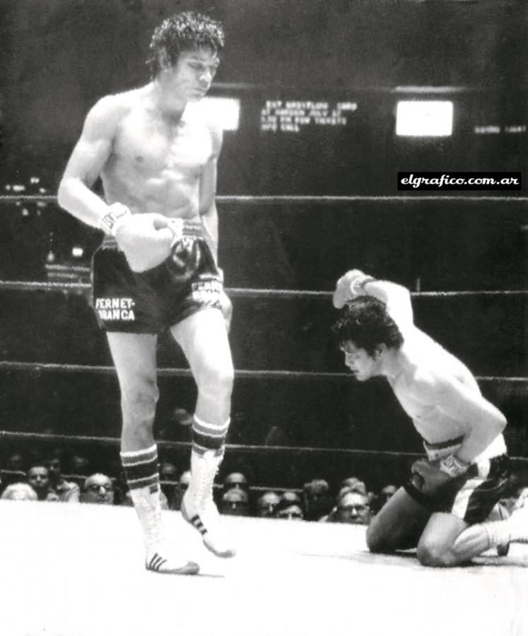 Imagen Monzón noquea a Tony Licata en su única pelea en ese estadio. Fue en junio de 1975.