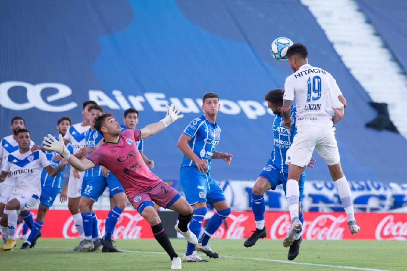 Con este cabezazo, Lucero abrió el marcador en Liniers. Vélez venció a Godoy Cruz y es finalista.