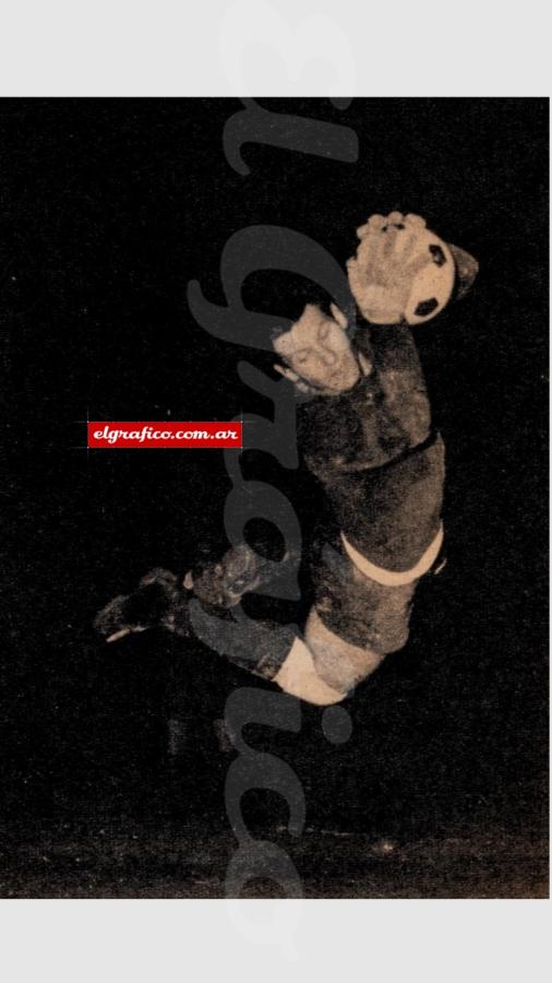Imagen Topini: La figura de la noche. Garra metió un zurdazo paralelo a la raya de gol que se metió entre Bertoni y su primer palo. Primera ventaja de Platense.