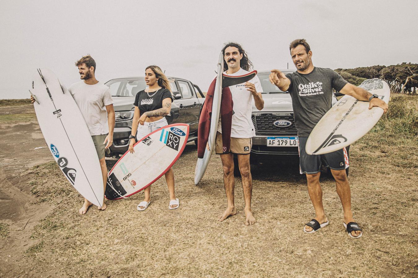 Imagen El team Quik-Roxy en pleno para surfear con Nieblas en acantilados.