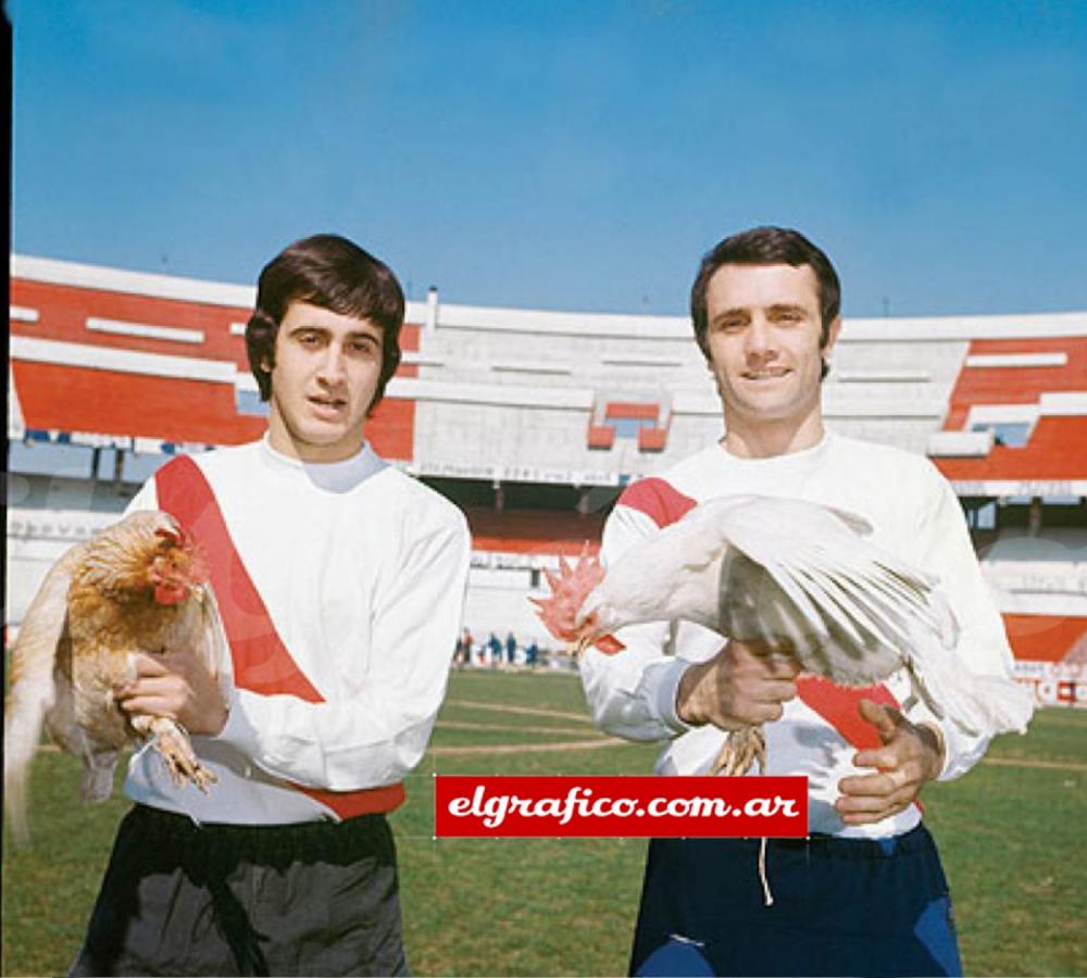 Imagen “Pensar que andan diciendo que yo estoy peleado con el Beto Alonso porque él pidió plata aparte de la nuestra para salir a la cancha a jugar en esta gira...¡Cómo me puedo pelear yo con el Beto si siempre pensé igual que él! Si puede hacer un arreglo personal que lo beneficia más, que lo haga.”