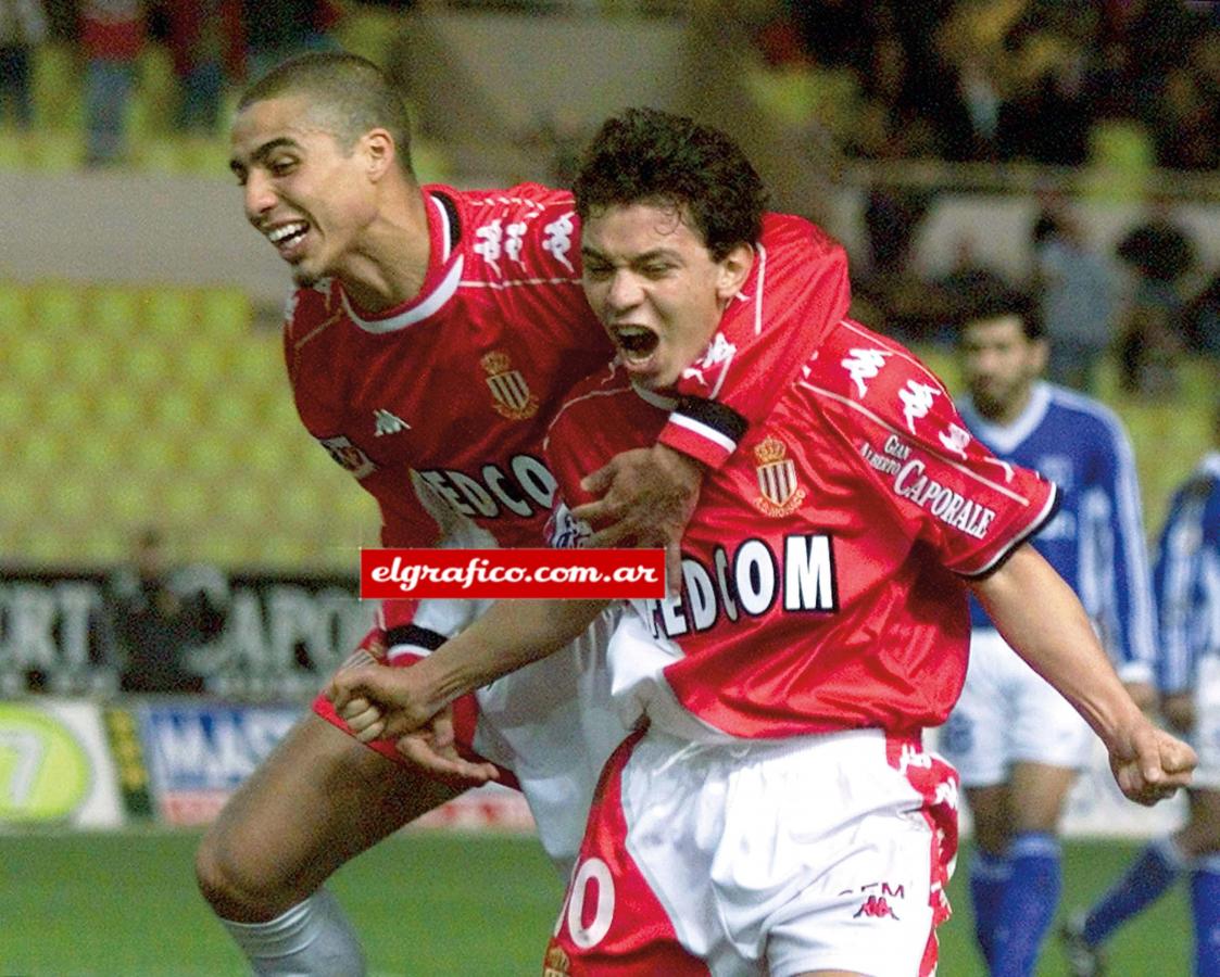 Imagen Con David Trezeguet, formó gran dupla en Mónaco. “De Mónaco me impactó la calidad de vida con que se vive, el glamour con que se vive… Es una isla. Yo qué sé, a mí me pasó de ir por la calle y cruzarme con Magic Johnson o con Michael Schumacher caminando como si nada. O estar en un bar tomando una copa y en la mesa de al lado tener a Bono cantando a capela, esas cosas locas e inimaginables”. Con el conjunto francés gano la Ligue 1, Supercopa de Francia y Copa de Liga.