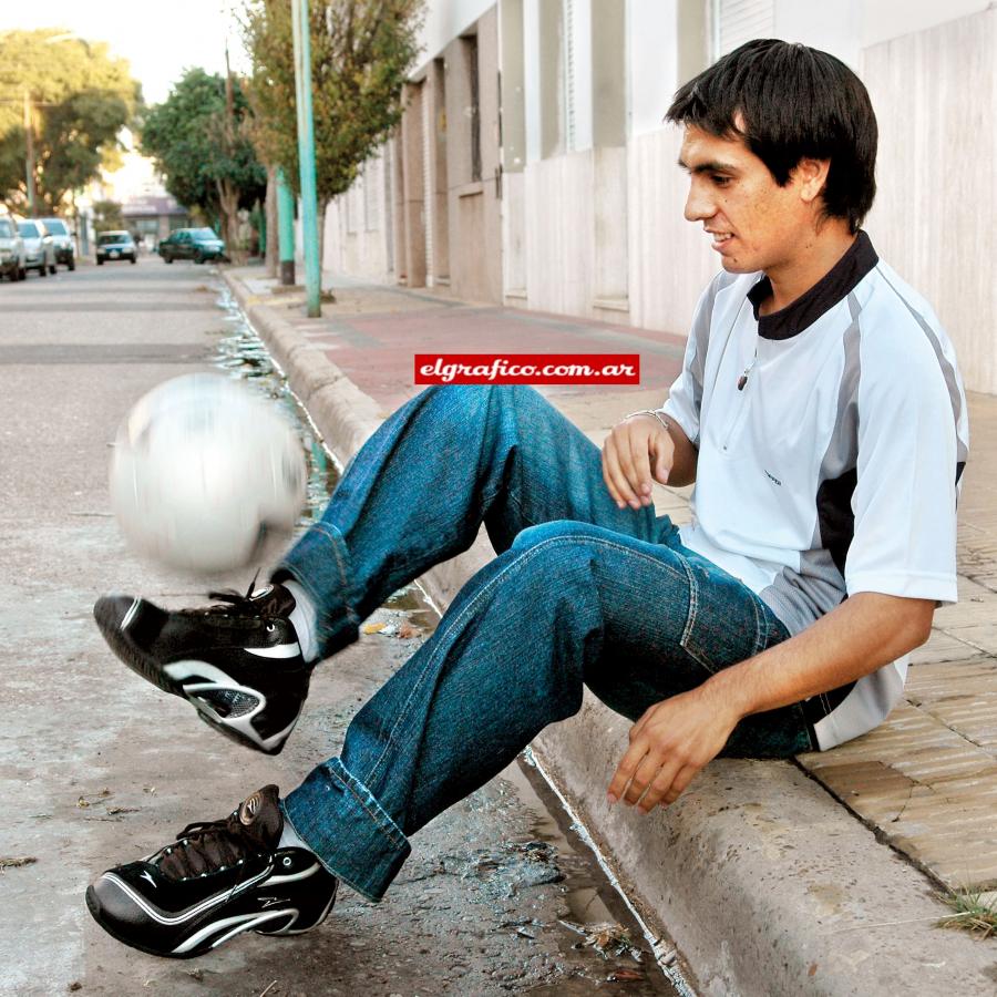 Imagen Parque Chas, barrio tranquilo, ideal para jugar a la pelota. Leandro, vecino famoso, lo sabe y se prende.