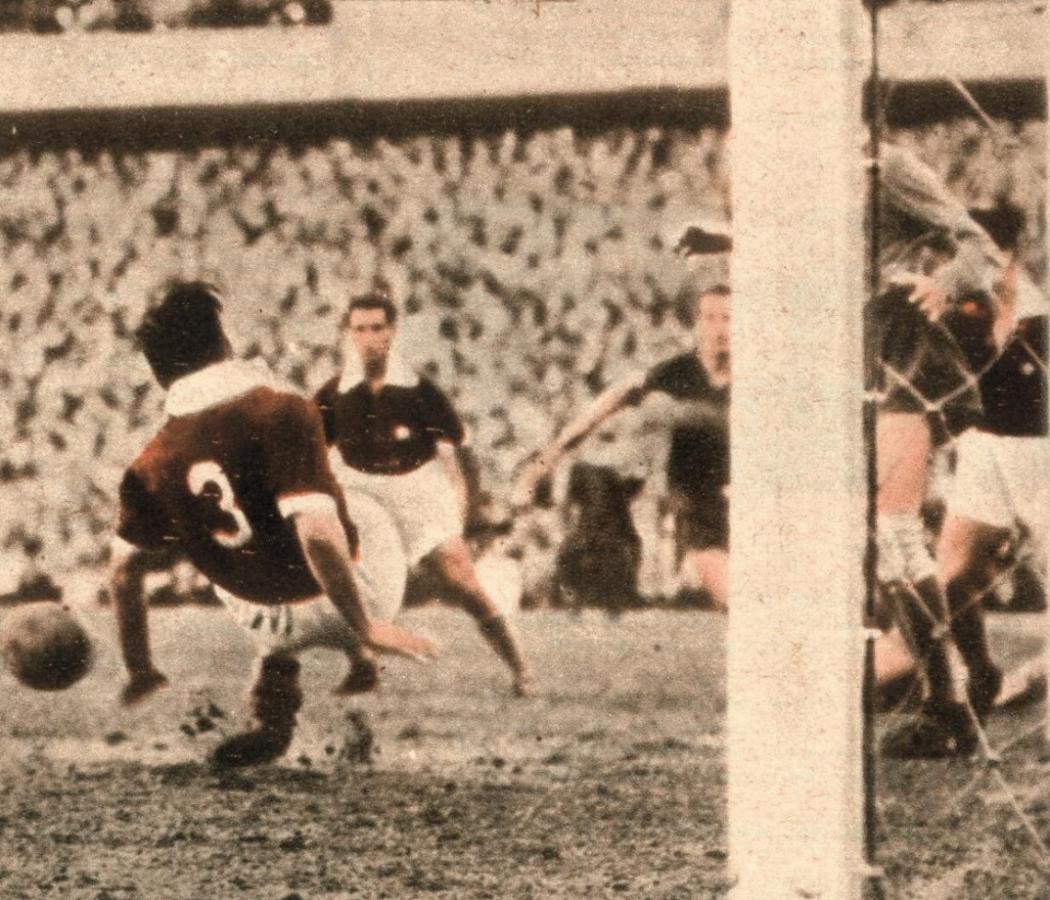 Imagen Escena correspondiente al match Boca-Lanús, de 1951, y que terminó en un empate. Fue el año más feliz de los granates.