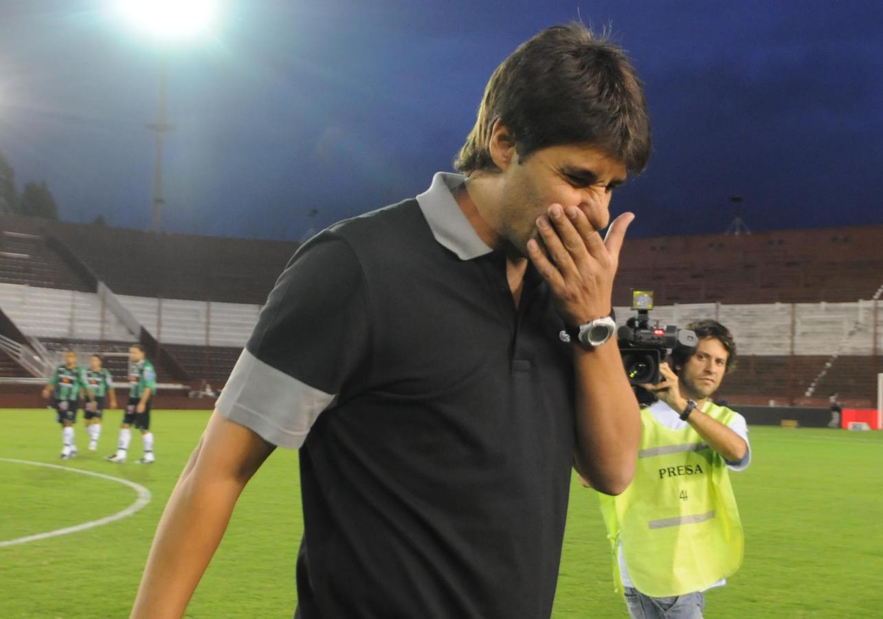 Imagen Fernando Quiroz dirigiendo a San Martín SJ. FOTOBAIRES