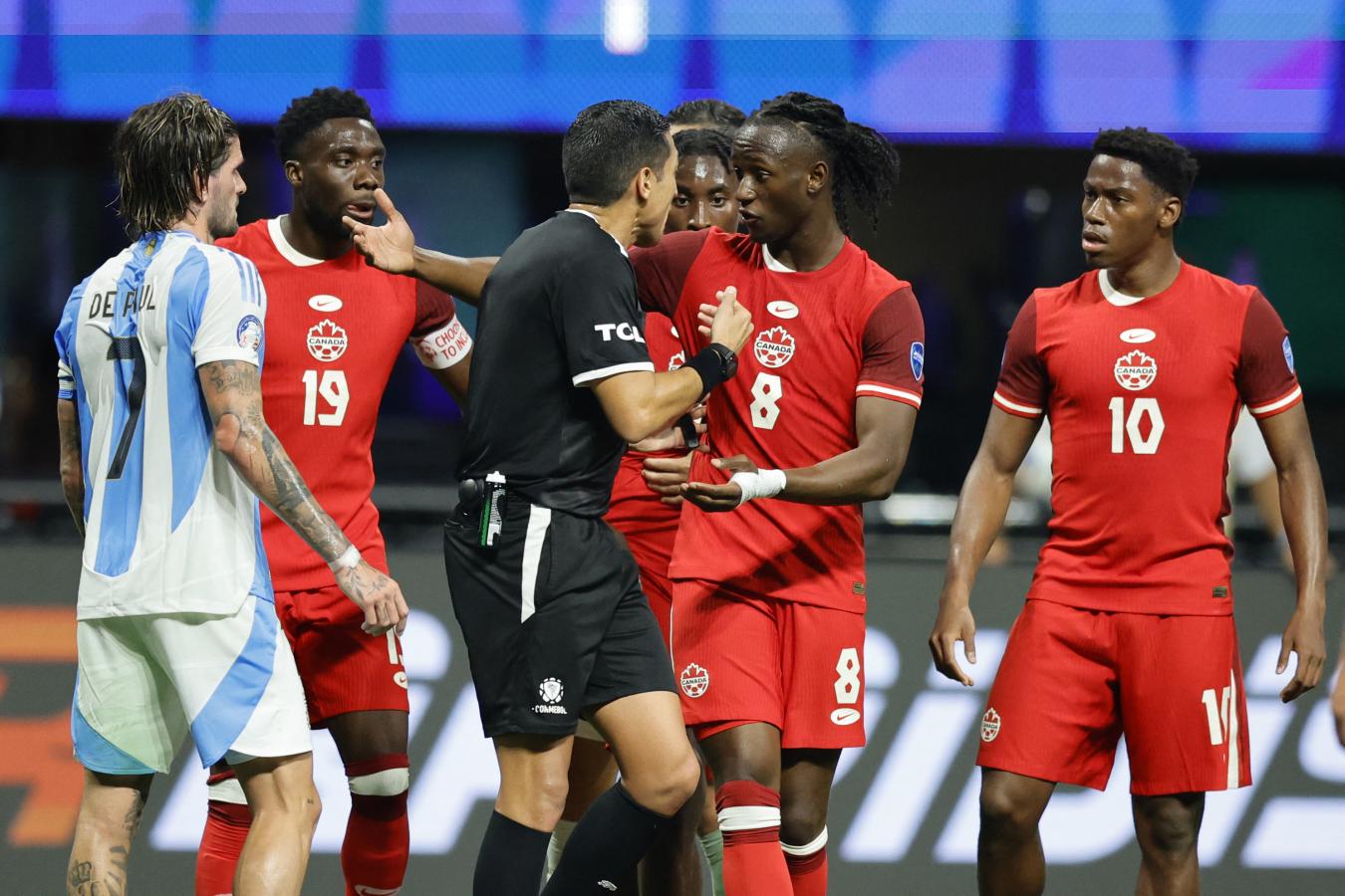 Imagen Jesús Valenzuela dirigió Argentina - Canadá, duelo inaugural de la Copa América.