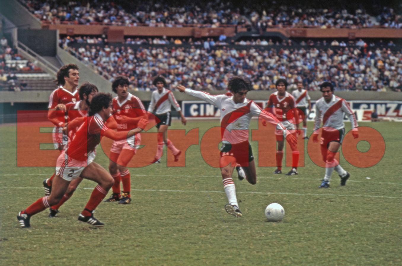 Imagen El dia del debut, frente a Huracán en el Monumental.