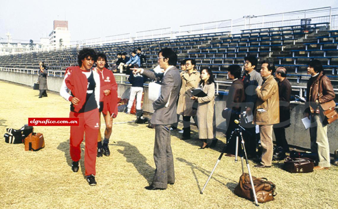 Con su amigo Burruchaga, antes de jugar la Intercontinental en Japón con el Liverpool.