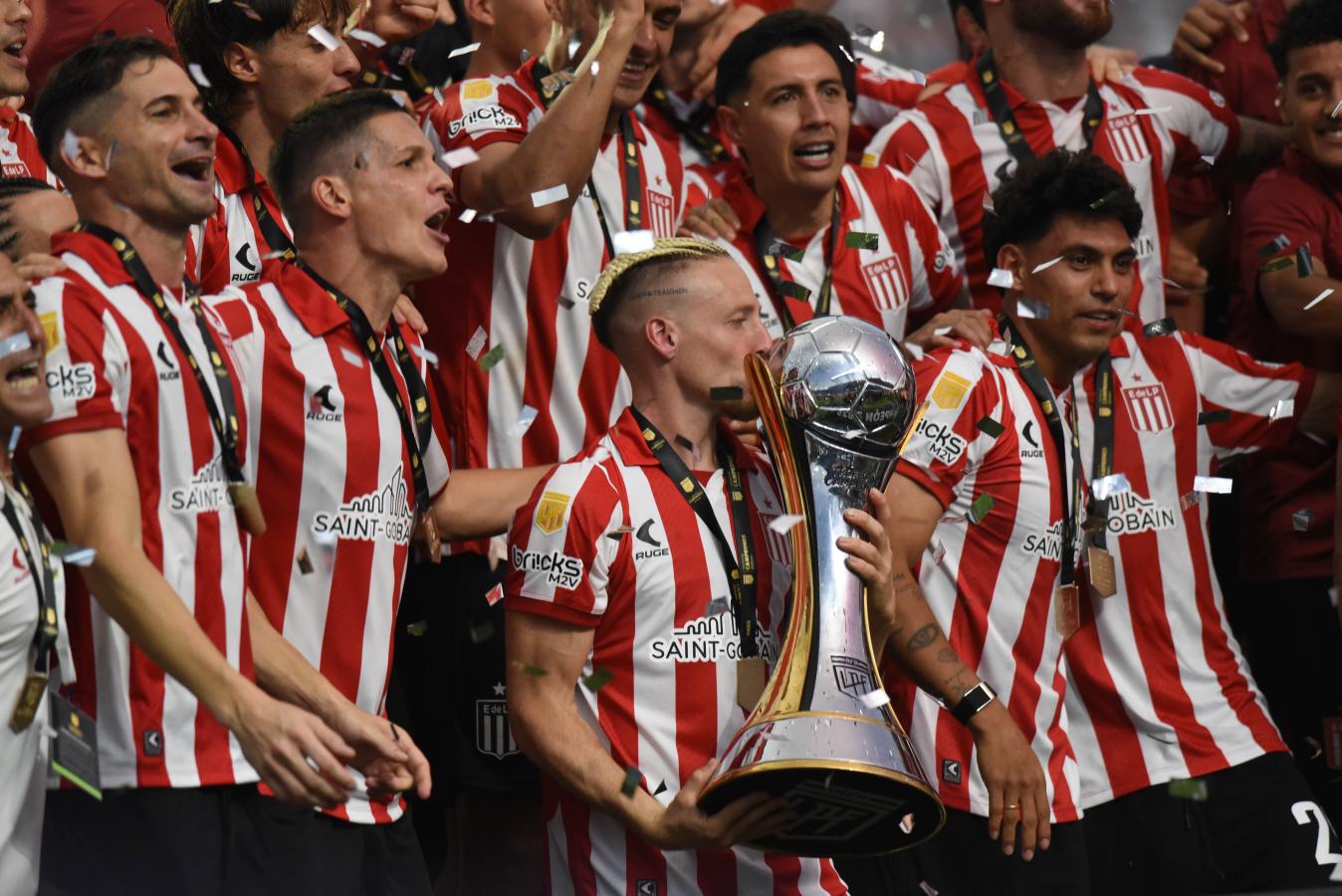 Imagen A diferencia de lo sucedido la semana pasada, esta vez Tapia no le entregó el trofeo a Ascacibar. Fotobaires.
