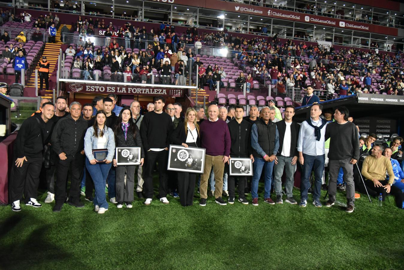 Imagen Parte de las personas que llevaron a cabo el homenaje a Miguel Ángel Russo.