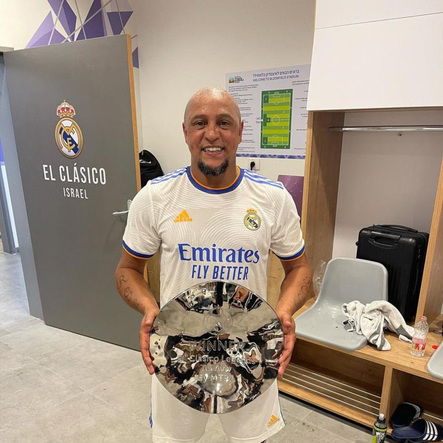 Imagen Roberto Carlos, presente en el partido de Leyendas