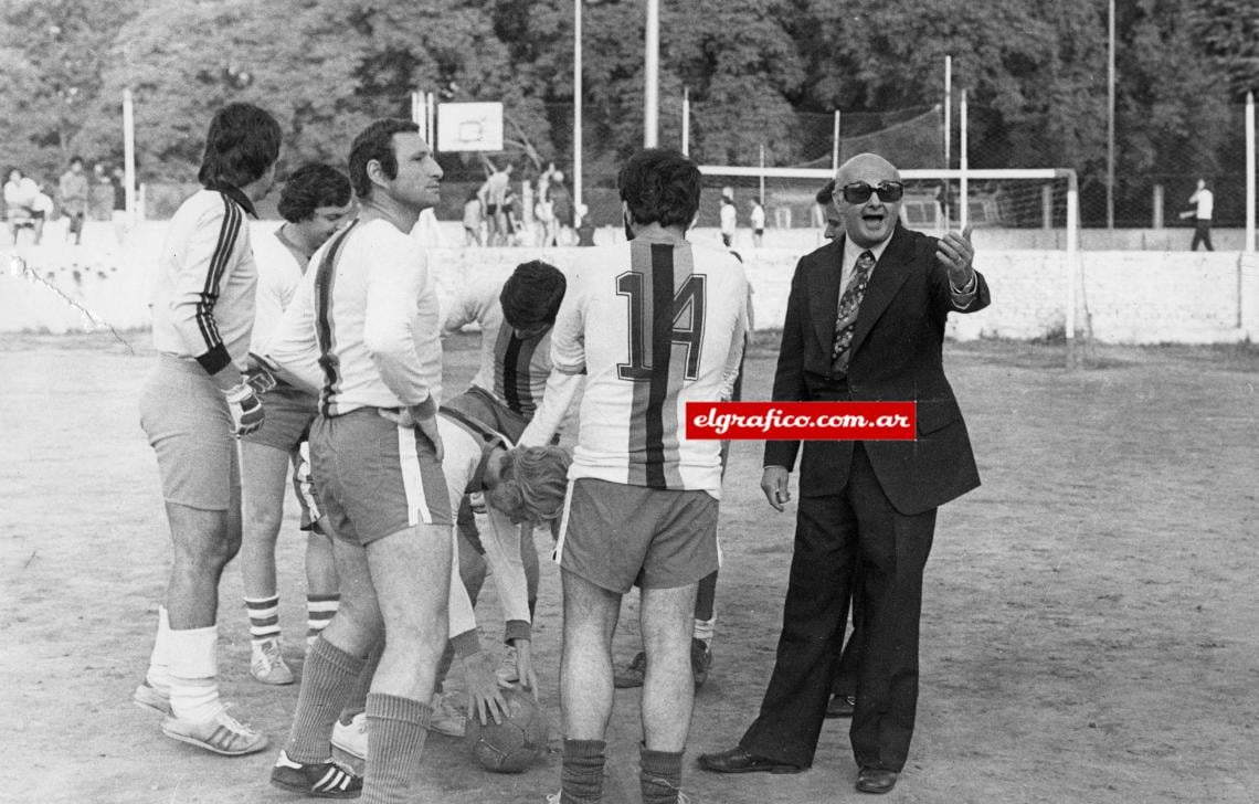 Imagen Dirigiendo el equipo de El Gráfico. Como jugadores eran grandes periodistas.