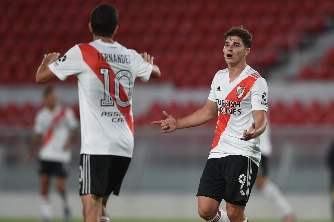 Imagen El Araña Álvarez celebra su tanto con Nacho Fernández. Foto: @RiverPlate