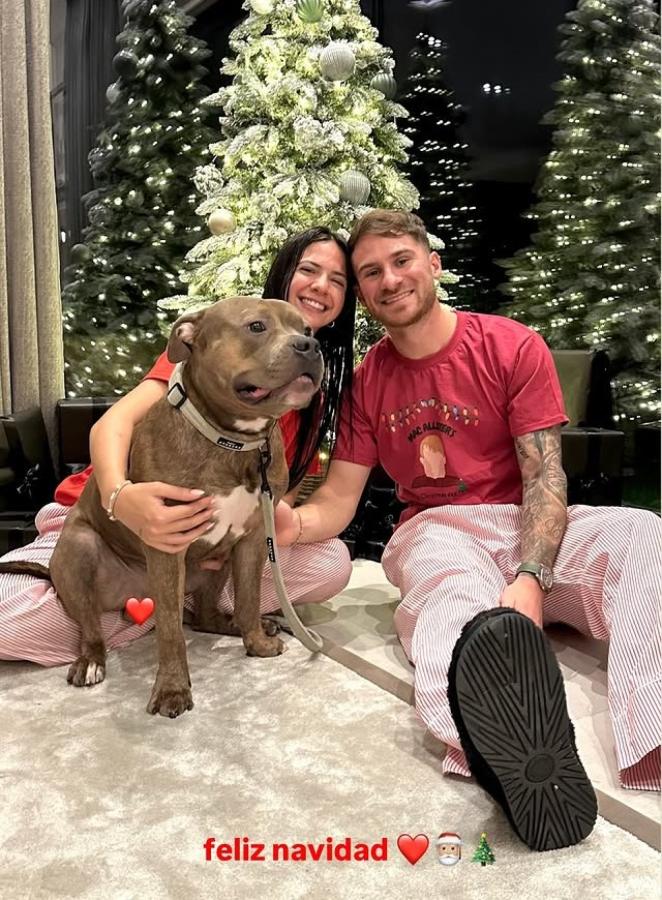Imagen Alexis Mac Allister con su novia en Liverpool